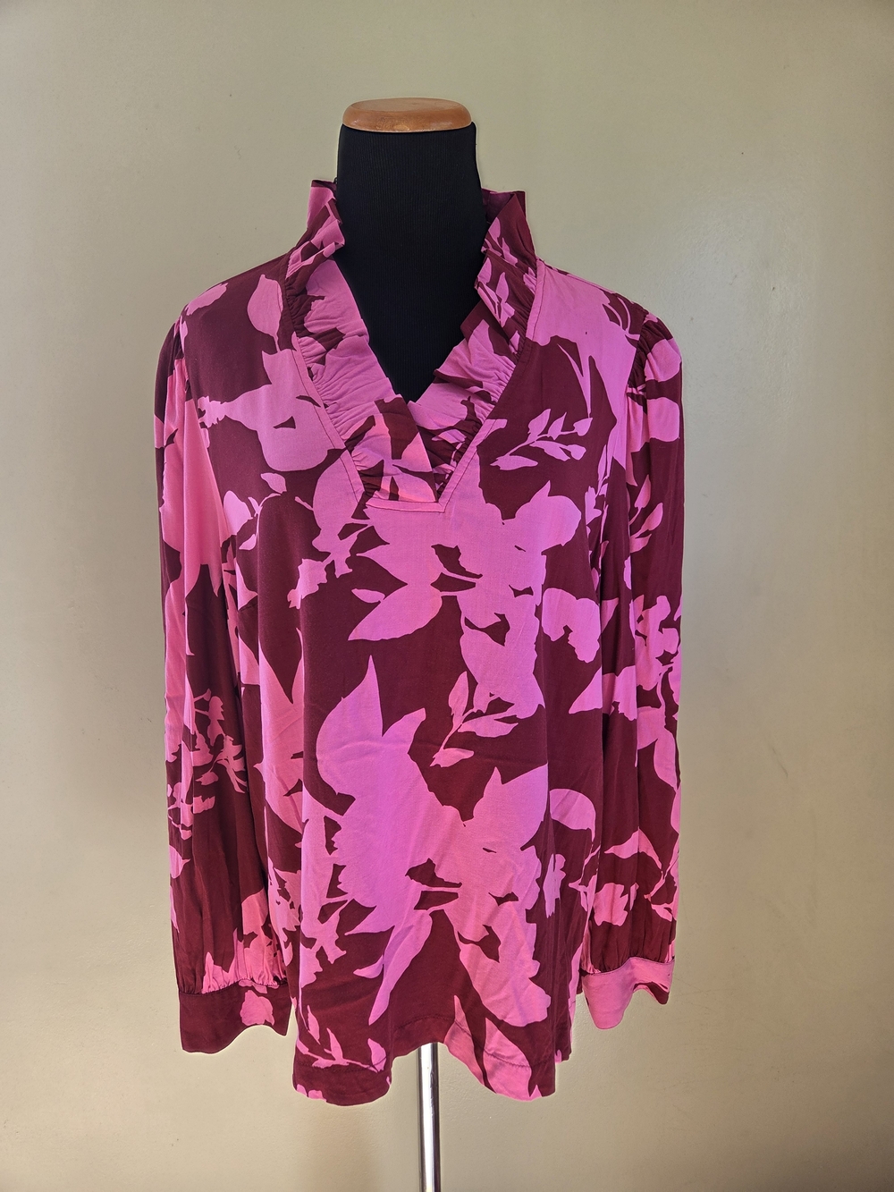 Crown & Ivy Gorgeous Floral Printed Long Sleeve Top Size XL Petite